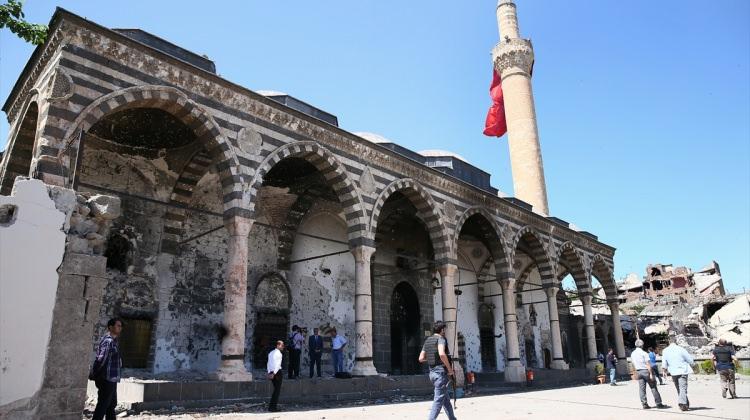Diyarbakır'da teröristlerin ateşe verdiği tarihi cami