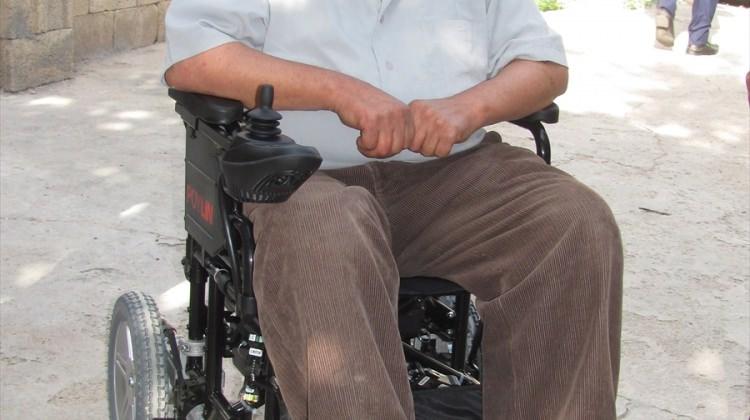 Belediyeden engelli vatandaşa tekerlekli sandalye desteği