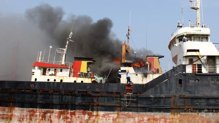 Mersin'de kuru yük gemisi yandı