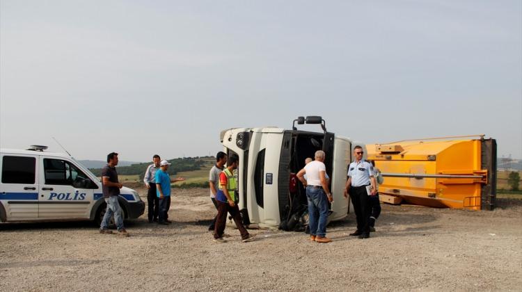 Kocaeli'de hafriyat kamyonu devrildi: 1 yaralı