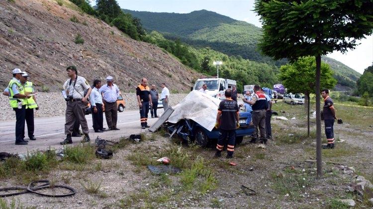 Sinop'ta otomobille kamyon çarpıştı: 1 ölü, 2 yaralı