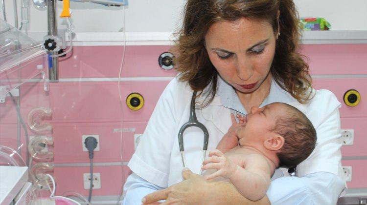 Kazadan kurtulan bebeğe doktor "annelik" yaptı