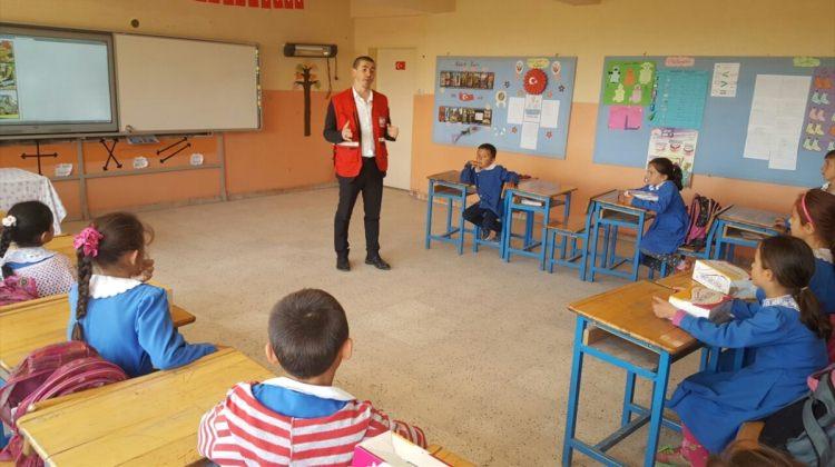 Türk Kızılayı'ndan öğrencilere ayakkabı yardımı