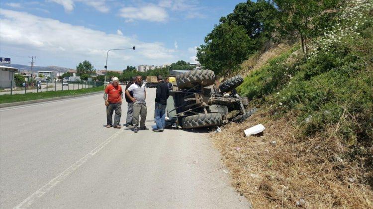 Bursa'da traktör devrildi: 2 yaralı