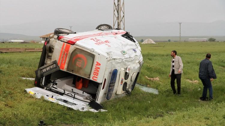 Muş'ta ambulans devrildi: 1 ölü, 4 yaralı