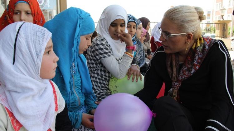 Suriyeli yetimlere kıyafet ve oyuncak yardımı
