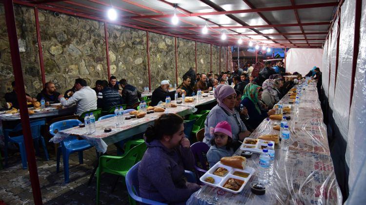 Ahlat'taki Ahıska Türkleri çadırda iftar yaptı