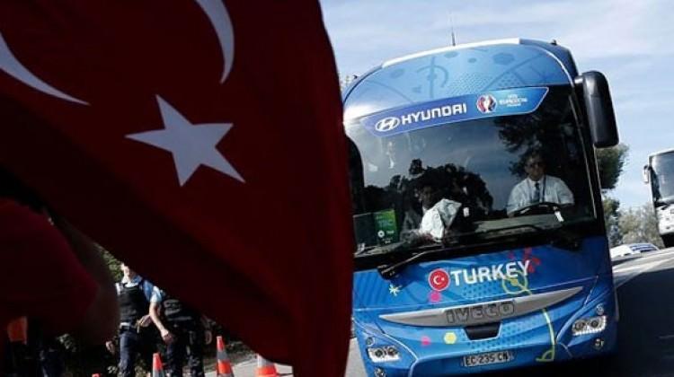 Korku Dolu Anlar Komandolar Bir Anda Otobusu Sardi Milli Takimlar Haberleri Haber7