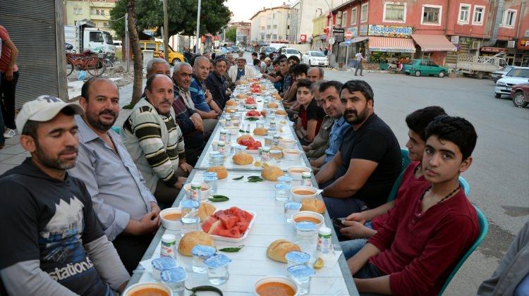 Kahramanmaraş'ta iftar sofraları cadde ve kaldırımlara kuruldu