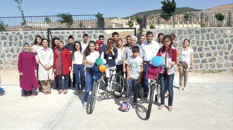 Yavuzeli'de başarılı öğrencilere bisiklet verildi
