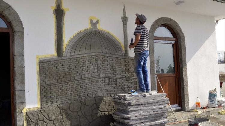 Sanatını artık Türkiye'deki cami ve mescitlerde sürdürüyor