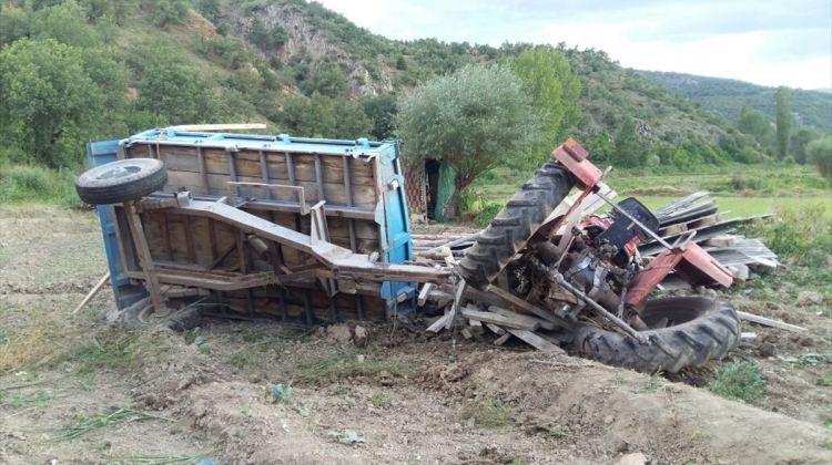 Tosya'da traktör devrildi: 1 ölü, 1 yaralı