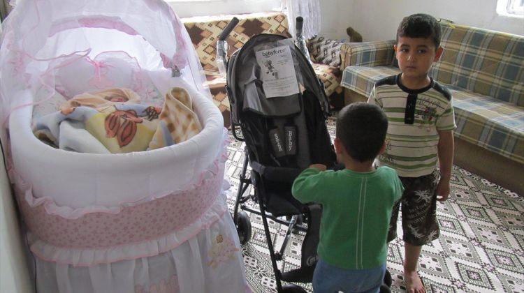Turhal Belediyesi Suriyeli bebeğe bebek arabası hediye etti