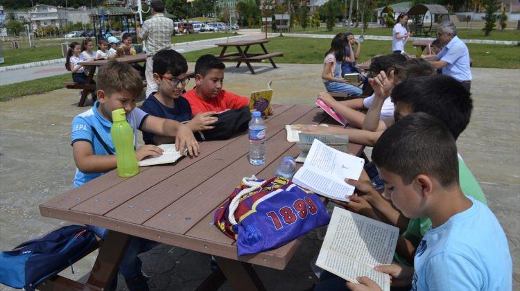 Öğrenciler parkta kitap okudu