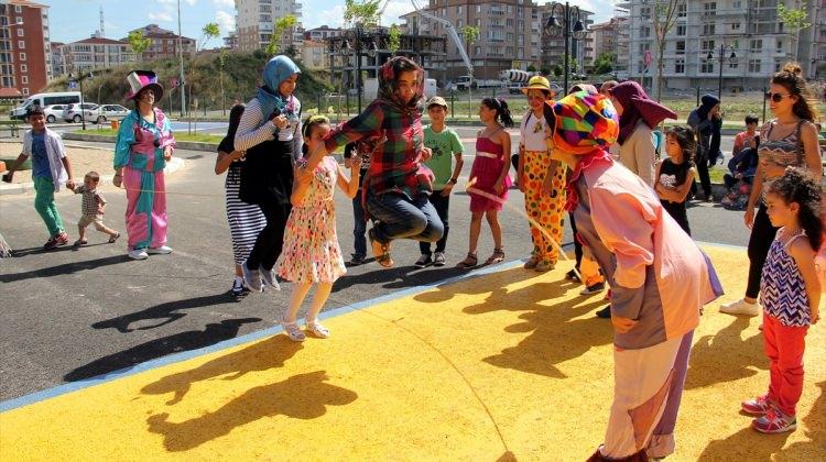 Sığınmacı çocuklara karne günü etkinliği