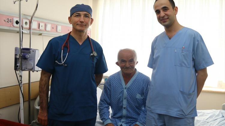 70 yaşındaki hastaya ameliyatsız kalp kapağı değişimi