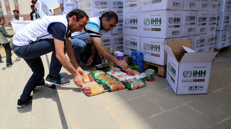 Yüksekova'da terör mağduru ailelere gıda yardımı