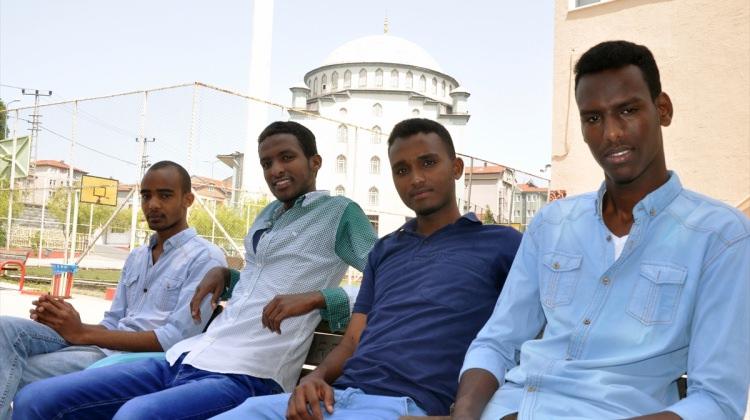 Somalili öğrencilerin mezuniyet sevinci