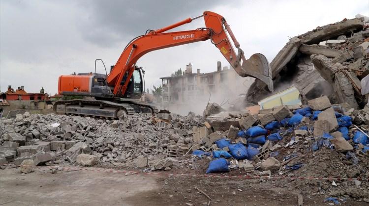 Yüksekova'da hasarlı binalar yıkılıyor