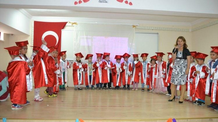 Aksaray'da minik öğrencilerin mezuniyet sevinci
