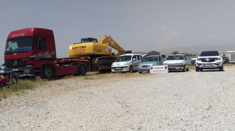 Kaçak kazıya tır, dozer ve kepçeyle gitmişler