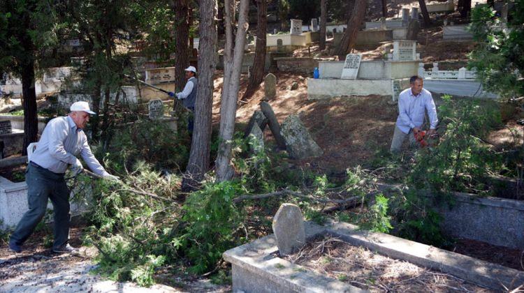 Edirne'de mezarlıklar temizleniyor