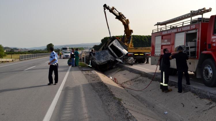 Bursa'da hafif ticari araç devrildi: 2 ölü, 1 yaralı
