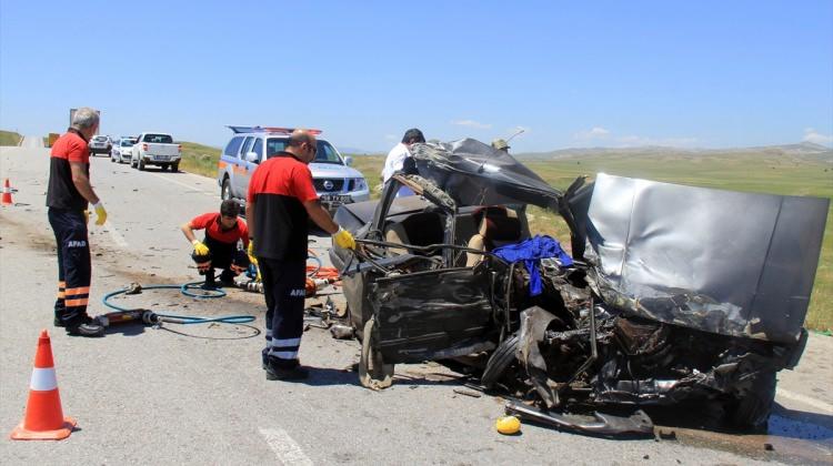Sivas'ta tır ile otomobil çarpıştı: 2 ölü, 3 yaralı