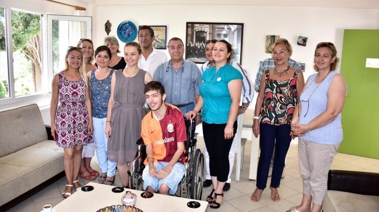 Fanatik Galatasaraylı engelli gence imzalı forma sürprizi
