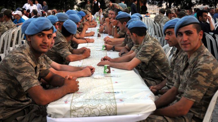 Asker, gazi ve eşlerine iftar yemeği