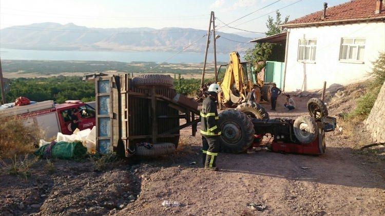 Malatya'da kayısı yüklü traktör devrildi: 1 ölü, 4 yaralı