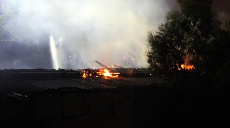 İzmir'de seramik deposunda yangın