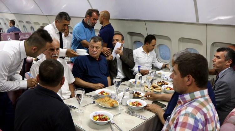 Yargıtay Başkanı Cirit uçak restoranda iftar yaptı