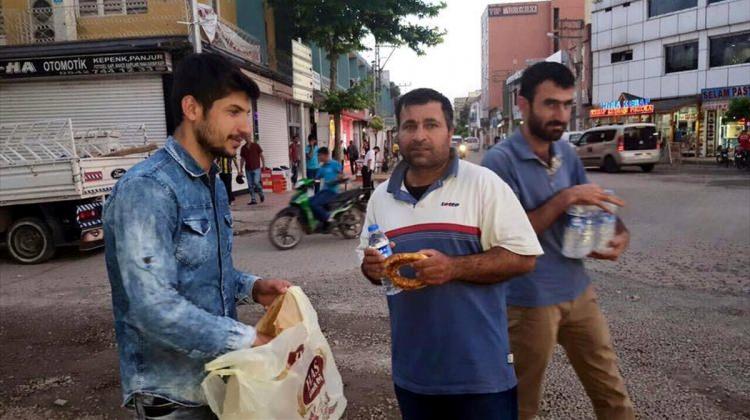AKViranşehir'de iftara yetişemeyenlere iftariyelik dağıtılıyor