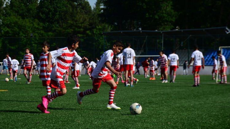 Tatvan'da futbol okulu antrenmanları başladı