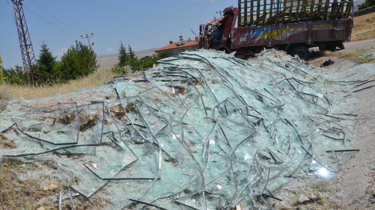 Ankara'da kamyon devrildi: 1 yaralı