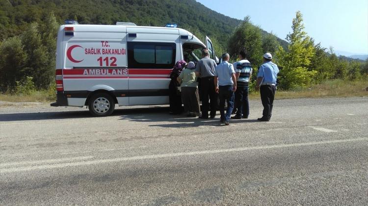 Bartın'da otomobil ambulansa çarptı: 3 yaralı
