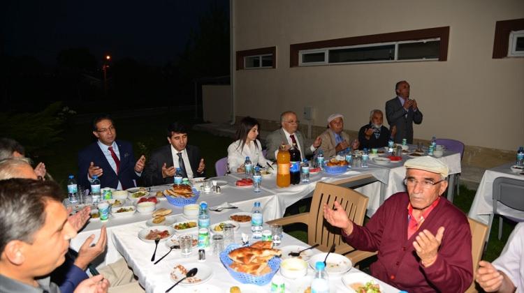 Vali Şentürk, huzurevinde yaşlılarla iftar yaptı