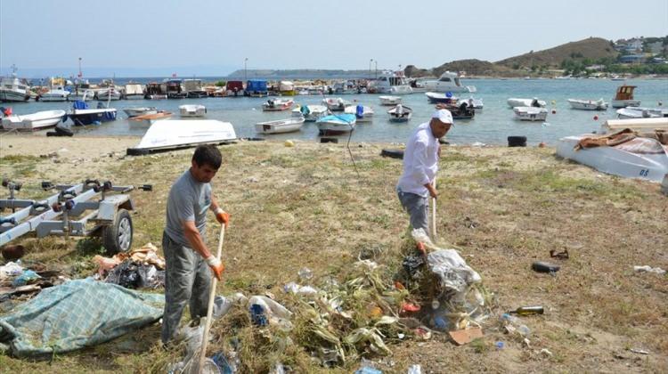 Gelibolu Belediyesi ekiplerinden sahil temizliği