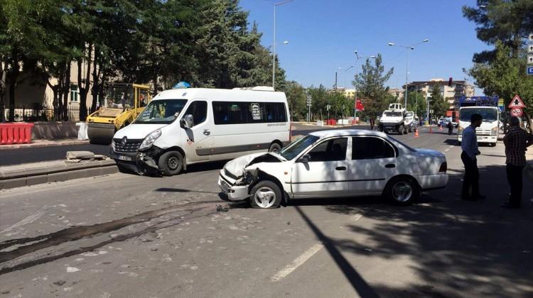 Diyarbakır'da minibüs ile otomobil çarpıştı: 11 yaralı