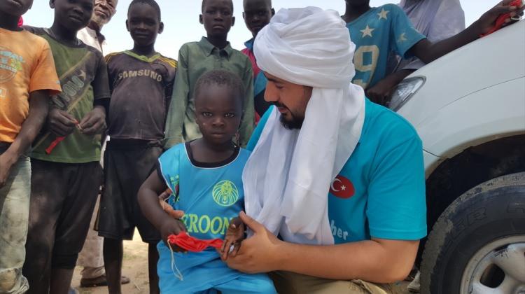 Afrikalı çocukların yüzünü güldürüyorlar