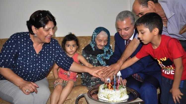113'üncü yaşını pasta keserek kutladılar