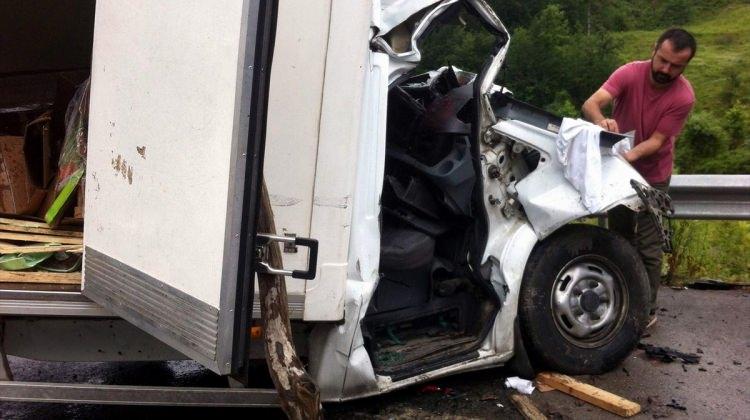 Sinop'ta kamyonla tır çarpıştı: 1 ölü, 2 yaralı