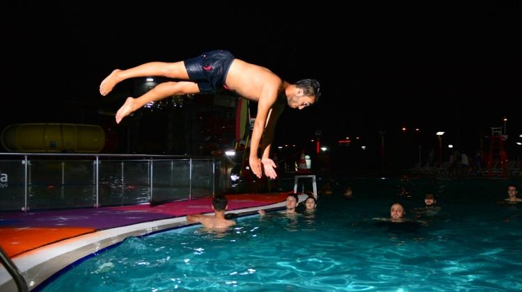 Ramazan ayında vatandaşlar gece havuza girerek serinliyor