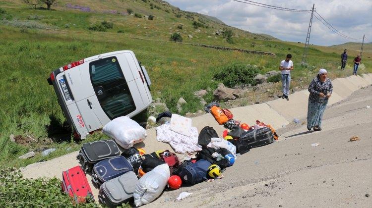 Erzurum'da minibüs şarampole devrildi: 17 yaralı