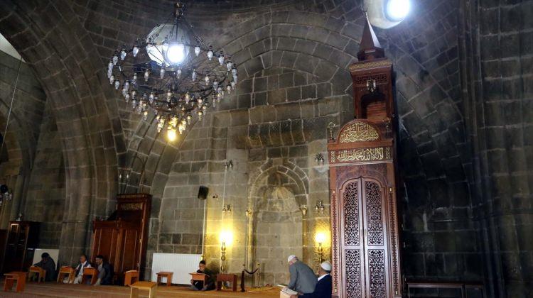 Erzurum'da asırlık camilerde itikaf
