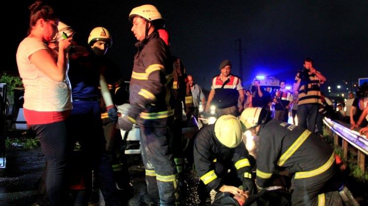 Kocaeli'de zincirleme trafik kazası: 2 ölü, 10 yaralı