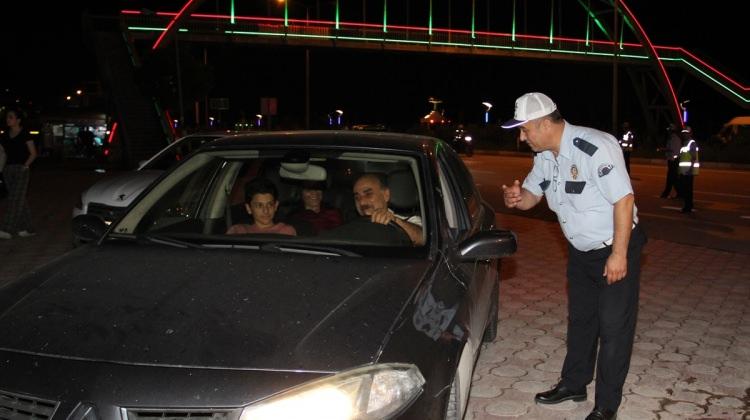 Polis bu kez "çay molası" için durduruyor