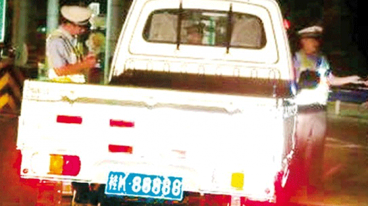 Bu plakayı alabilmek için bakın kaç para harcadı