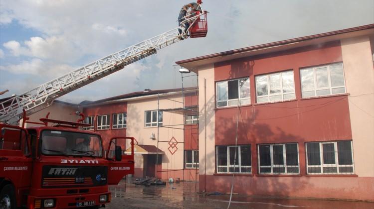 Burdur'da ilkokulun çatısı yandı
